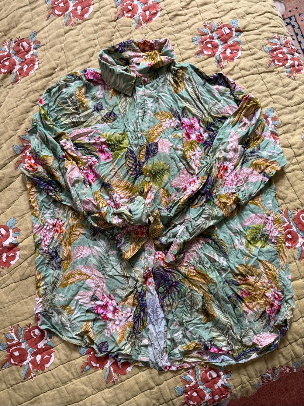 WORN ON SURVIVOR S48 - Hawaiian print Green swim cover up long sleeve size M